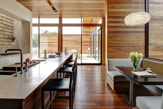 Mahogany+siding+wraps+around+the+house+and+continues+to+the+interior%2c+reinforcing+an+inside-outside+connection.