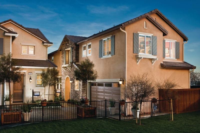 Upland Infill Trumark communities 

finds success with motor-court homes

around a park.