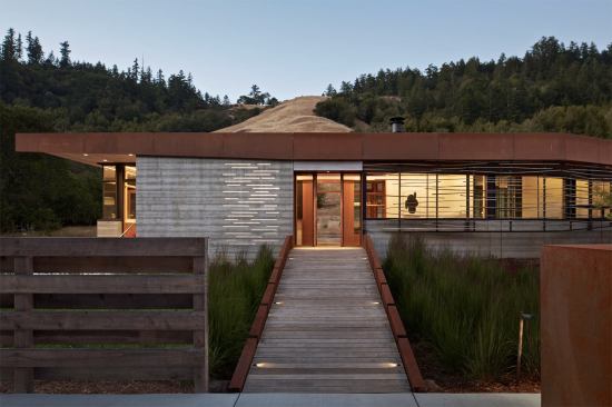 The entry bridge establishes a path through the house to the ridgetop beyond.