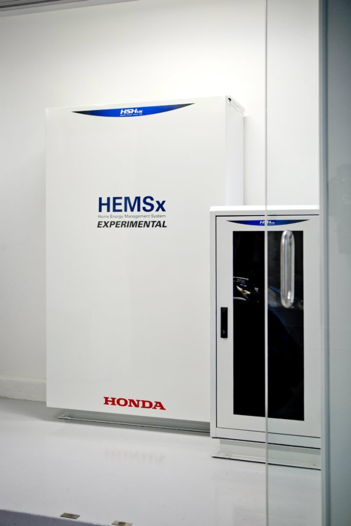 HEMS balances the energy&nbsp;needs of the car, home, and grid.