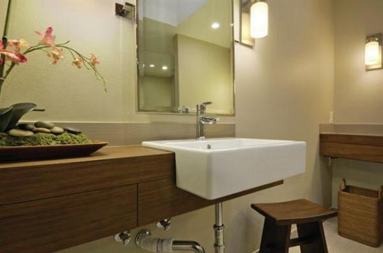 Smart+features+abound.+LED+under-vanity+motion+lighting+prevents+tripping+at+night.+