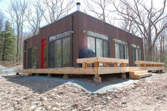 Modern design is an&nbsp;ideal architectural style for SIPs. This home&nbsp;features panels measuring up to 10 inches thick&nbsp;and an air-to-air geothermal heating and cooling system.