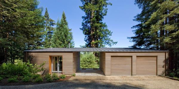 The homes studio/garage. 
