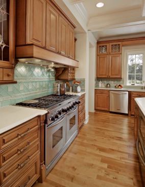 HARD WORKERS: A house such as this one needs hardworking appliances that can accommodate parties, dinners, and family gatherings. Whirlpool Corp.’s KitchenAid appliances are up to the task. The 48-inch, commercial-style, dual-fuel range has eight burners, including six with 15,000 BTUs, and two 24-inch convection ovens. A custom hood liner ensures grease and odors will be sucked out, while an Energy Star–rated dishwasher with hidden controls, five wash levels, and a hard-food disposer will clean up the mess. www.insideadvantage.com