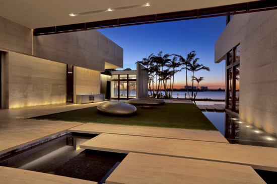Large openings permits ventilation and create a&nbsp;dramatic indoor/outdoor experience.