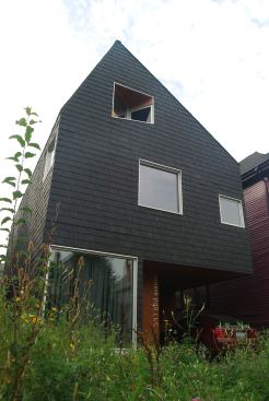 The front elevation with the inverted window bay situated to capture distant views. Architect Adam Sokol also offset the roof ridgeline to produce more headroom in the space directly above the windows.