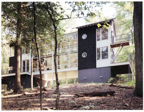 Mark McInturff, FAIA, and Stephen Lawlor, AIA, of McInturff Architects used thin metal deck railings and corner windows to lighten the 2000 Project of the Year's visual impact on the land. For more information on this project, 
click here.