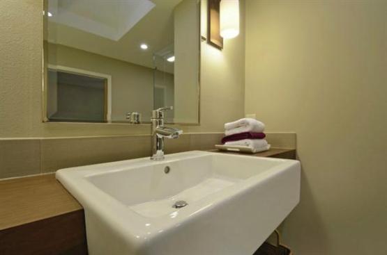 The+wheelchair-accessible+vanity+sink+includes+sleek+paddle+handles.