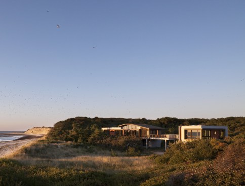 The+house+is+oriented+to+maximize+views+and+summer+breezes+and+to+minimize+its+exposure+to+winter+storms