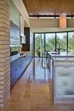 A+wood+ceiling+reinforces+the+home%27s+inside-outside+connections+while+warming+up+the+sleek%2c+modern+surroundings.