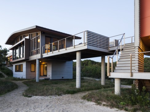 Between+the+main+house+and+art+studio+is+a+screen+porch+and+sun+deck%2c+both+elevated+14%e2%80%99+above+the+ground+to+maximize+views+and+take+advantage+of+steady+breezes.+