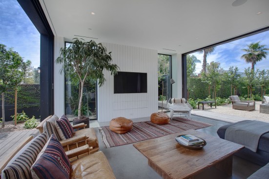 The positioning of the indoor-outdoor spaces create a seamless transition and flow throughout the site. The portal
window breaks up the scale of the garage element beyond and connects the studio with the main house.