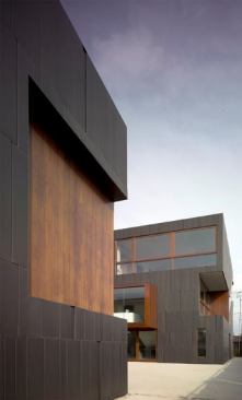 The main house&nbsp;is located toward the rear of the lot, creating a courtyard between the two volumes and offering views of the nearby nursery.