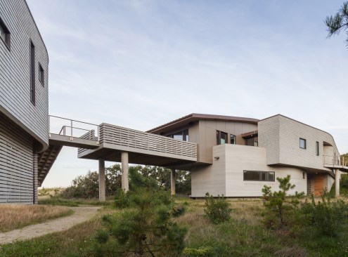 The+shifting+volumes+of+the+house+also+interpret+and+express+the+similarly+shifting+character+of+the+sandy+site.+