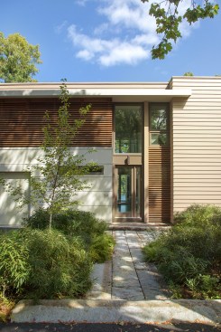The+street+side+of+the+house+is+very+private+and+many+of+its+windows+are+made+more+private+behind+slatted+cedar+screens.+