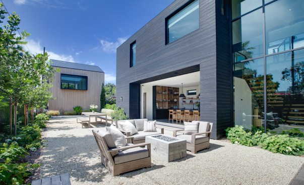 Both the exterior and interior architecture feature clean lines and create a strong indoor-outdoor relationship,
perfect for both intimate family living and entertaining