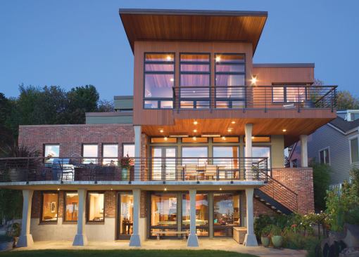 Deep overhangs on the rear façade mitigate the glare from the lake.