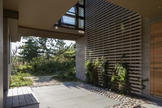 Although+the+site+fronted+on+a+spectacular+beach%2c+shade+was+equally+important+to+the+homeowners%2c+and+the+breezeway+was+designed+as+a+naturally+cooled%2c+always-shady+gathering+place.+