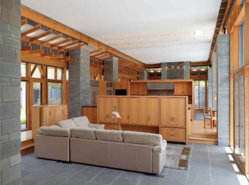 The central wing, which houses the main living spaces, opens onto two courtyards, with visual access to two others.