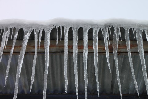 Ice dams,which cause headaches for builders and homeowners in the winter, are preventable if building codes are followed.