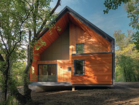 The house, seen here from the back, sits on a concrete plinth to reinforce the idea of a small house placed in the woods. 