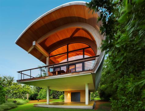 The home is built on an elevated concrete slab that leaves the live oaks’ roots undisturbed.