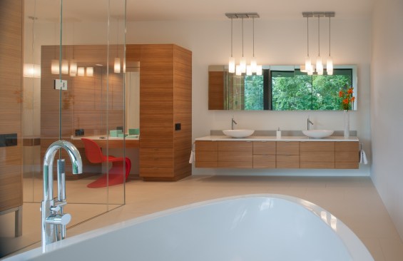 Simple but stylish light fixtures illuminate this modern bathroom.&nbsp;Project: Riggins House by Robert Gurney Architect