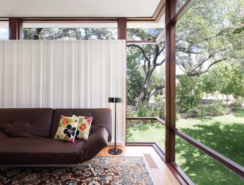 Corner windows that appear to have no seam add a feeling of openness, and the joints are impressively finished.