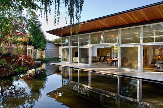 Big sliding doors enable the clients to blur the distinction between indoors and outdoors.