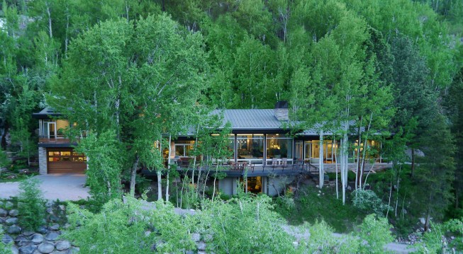 Wrights Road by Charles Cunniffe Architects is a steep mountainside loft in Aspen, Colo., offering 360 degree views and generous natural lighting